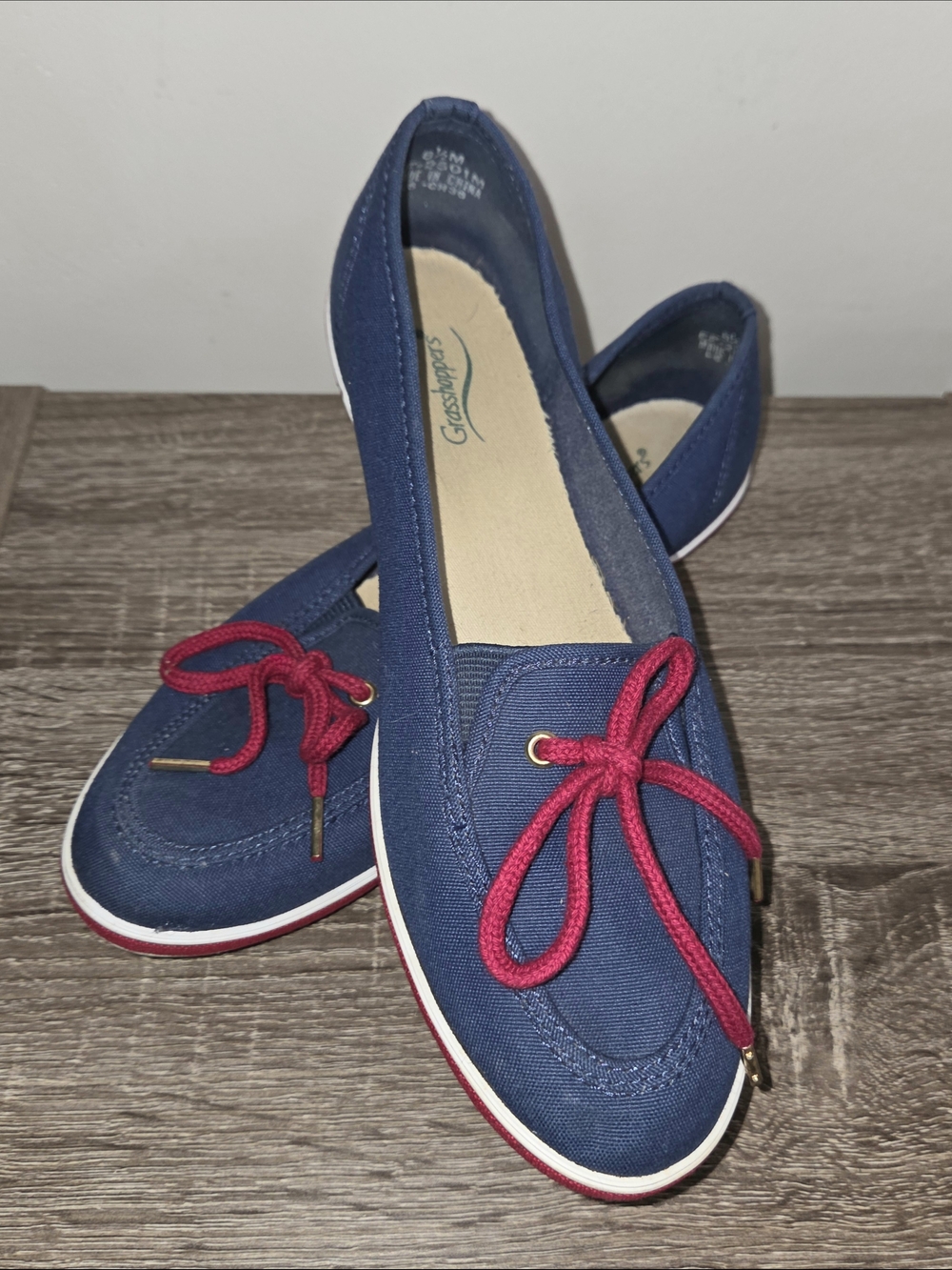 Grasshoppers Womens EF-2501M Blue Red Low Round Toe Size 8 1/2M SEE DESCRIPTION.